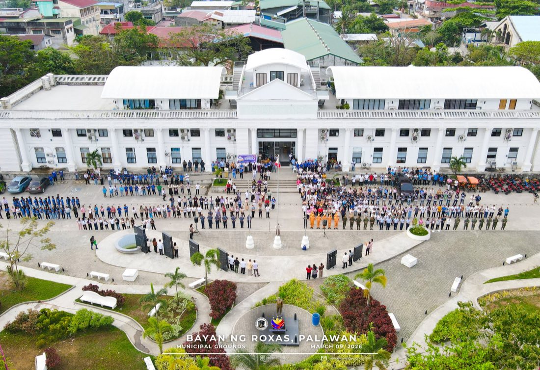 Aerial view of a crowd on the plaza in front of the Municipal Hall