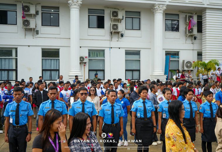 Students in uniform lined up at the Municipal Hall