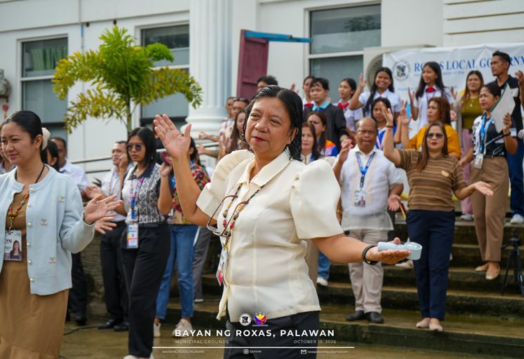 Women cheering in front of the Municipal Hall
